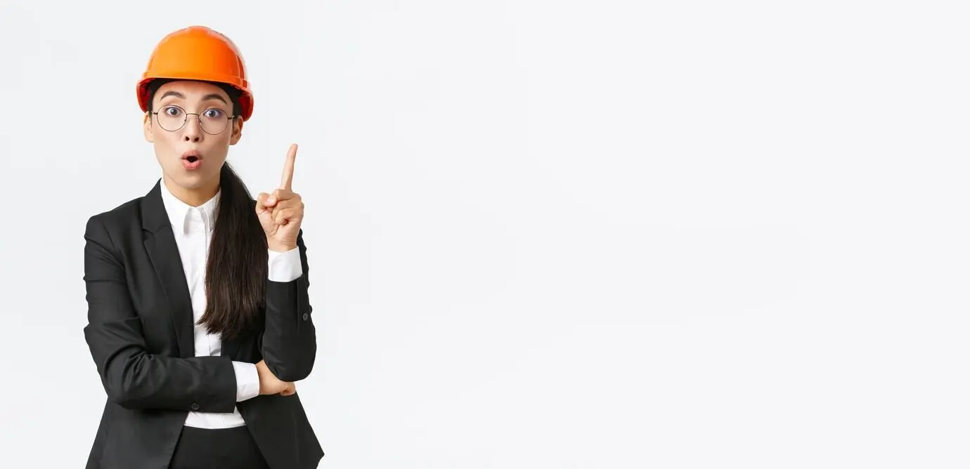 Kreative, kluge weibliche asiatische Bauingenieurin mit großartiger Idee, steht im Sicherheitshelm und Anzug, hebt den Zeigefinger, äußert einen Gedanken oder Vorschlag, hat eine Lösung gefunden und teilt ihren Plan, vor weißem Hintergrund.