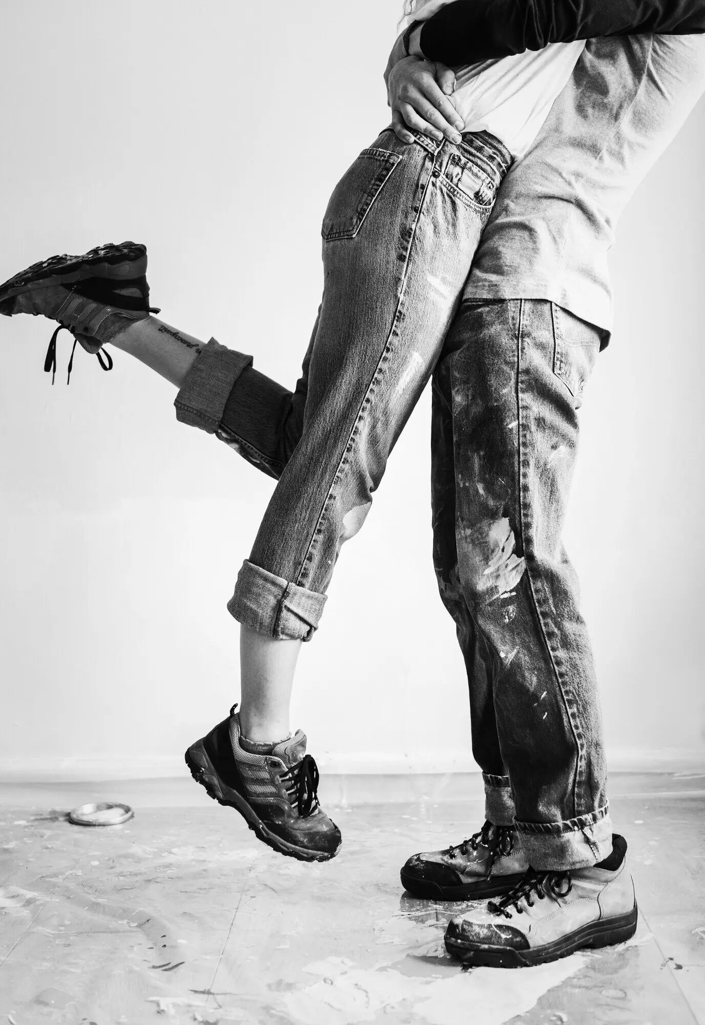 Ein Paar beim Dekorieren und Renovieren eines Hauses.